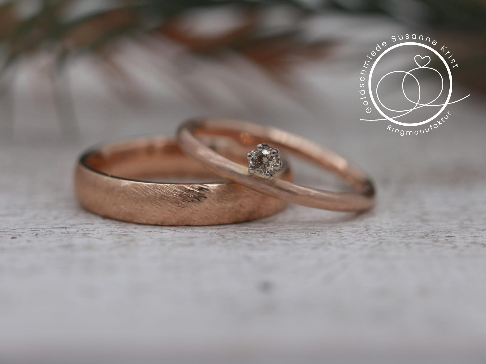 Besonders schöne Rotgoldringe mit Dünemuster und Strichmattierung.