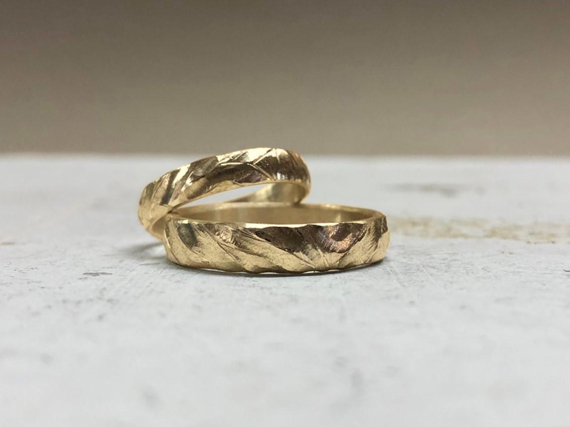 Atemberaubende Eheringe mit starkem Muster