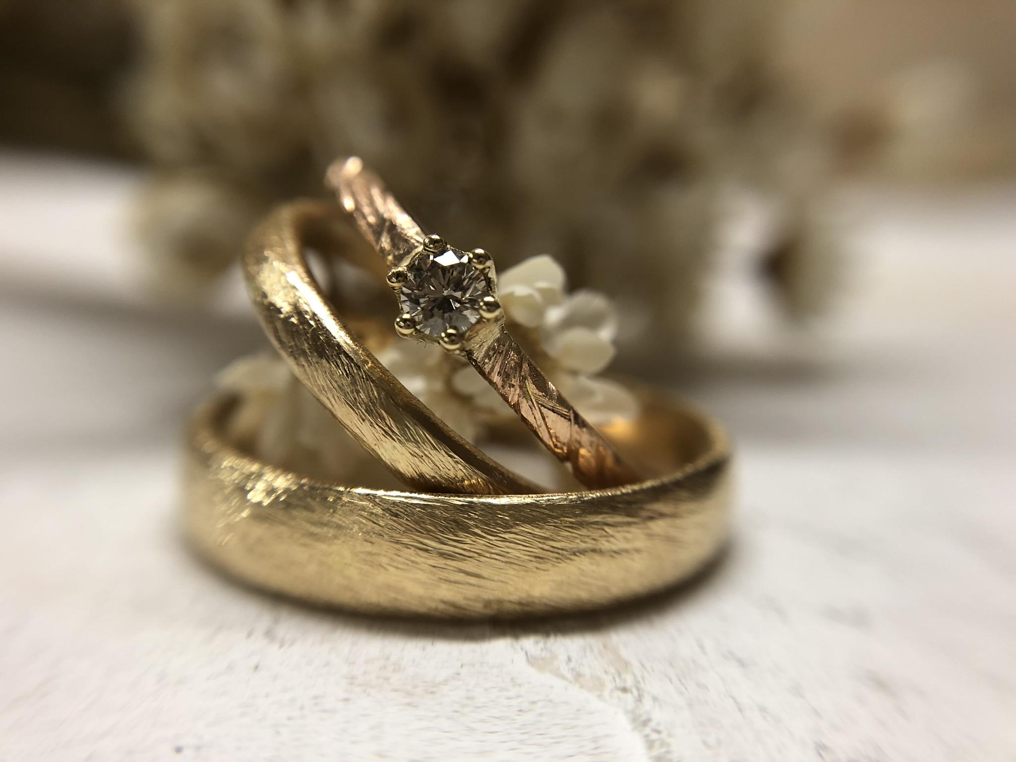 750 Eheringe mit kratzfester Oberfläche und Rotgoldverlobungsring Acorna