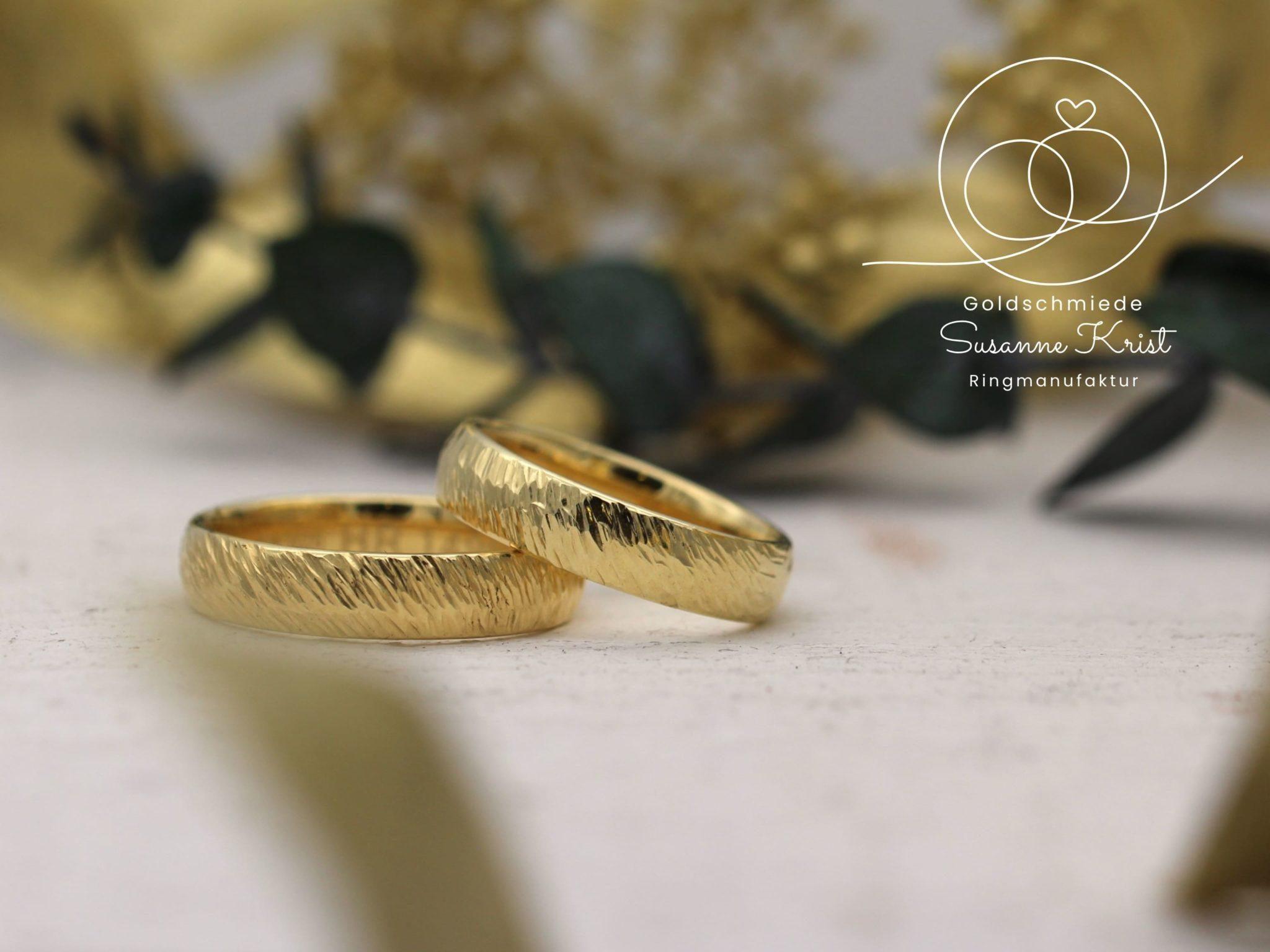 Baumrinde Trauringe aus Gold