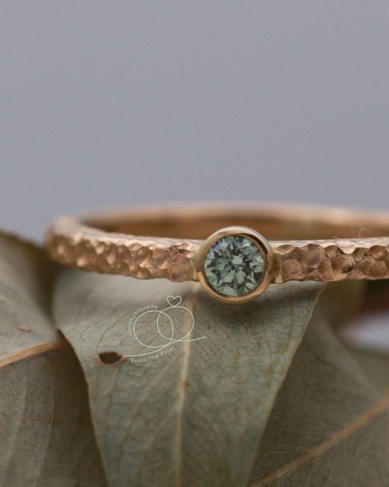 Ring grüner Stein Linda vom Goldschmied aus nachhaltigem Gold