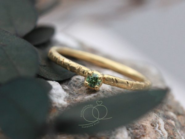 Ring mit Naturoptik als Verlobungsring grüner Stein Lignessi