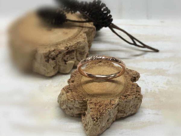 Verlobungsring mit Linien "Carnea"