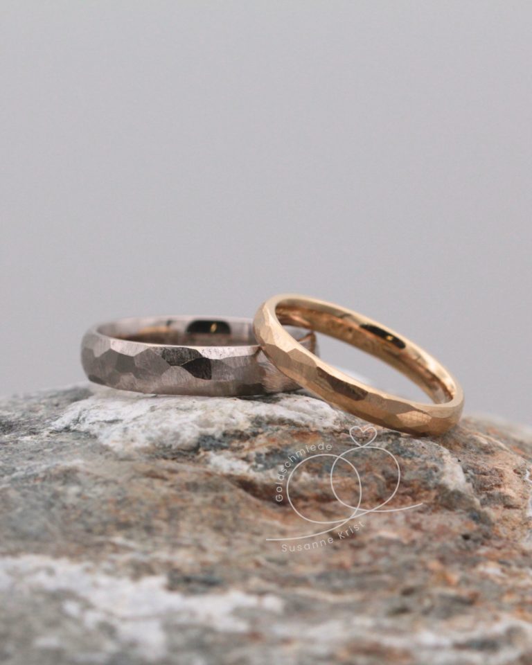 Unterschiedliche Trauringe mit Hammerschlag weiss gelb, Modell Wanderlust