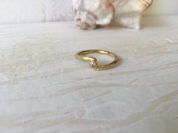 Verschlungener Verlobungsring "Minarvi"