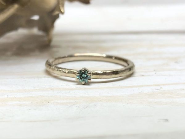 Weisser Ring mit blauem Stein Marenia